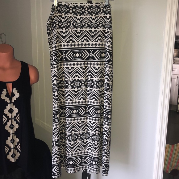 Nwot FYLO 2PC set top & skirt - Picture 2 of 6